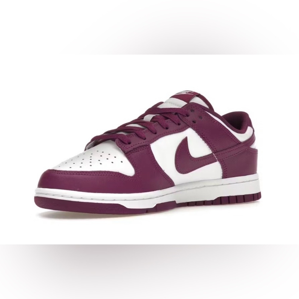 ✨NIKE ✨ Nike Dunk Low
White Viotech